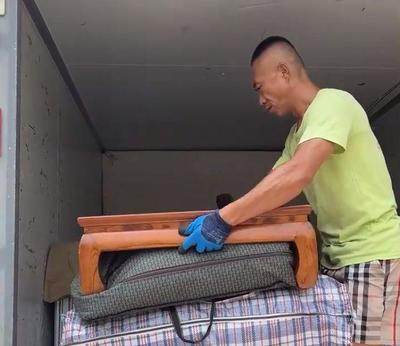 六百元請(qǐng)三位民工搬家，次日只來一人，結(jié)局卻暖了一座城